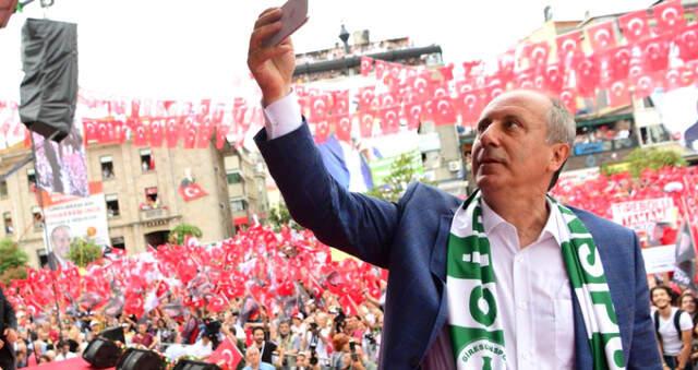 Muharrem İnce Ordu'da Kendisini Karşılayan Horon Ekibiyle Horon Tepti