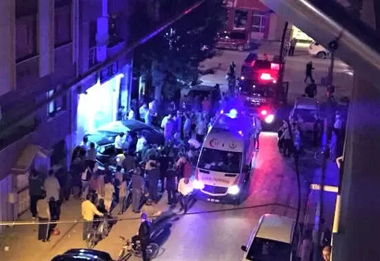 Önce Park Halindeki Motosiklet ve İki Yayaya, Ardından İş Yerinin Duvarına Çarparak Durabildi