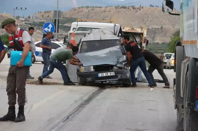 Otomobil, Kırmızı Işıkta Bekleyen Araçlara Çarptı: 1 Yaralı