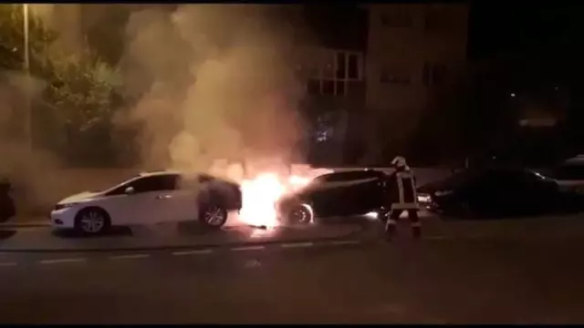 Park Halindeki 2 Otomobil Alev Alev Yandı
