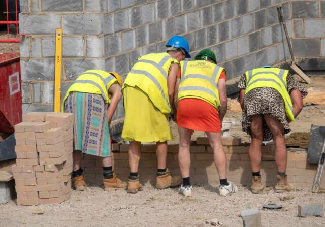 Şort Giymek Yasaklanınca, Sıcaktan Bunalan İnşaat İşçileri İşe Etekle Geldi