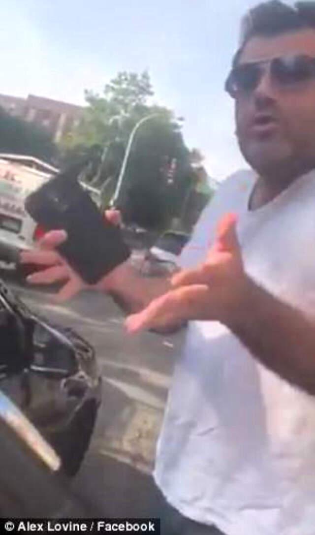 UBER ŞoförüArka Koltukta Öpüşen Lezbiyen Çifti Zorla Arabandan İndirdi