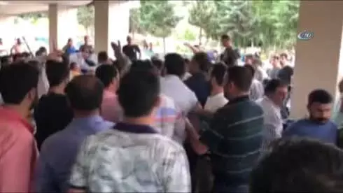 3 Kişinin Hayatını Kaybettiği Kavga Sonrası Hastanede Yaşanan Arbede Kamerada 3 Kişinin Hayatını Kaybettiği Kavga Sonrası Hastanede Yaşanan Arbede Kamerada