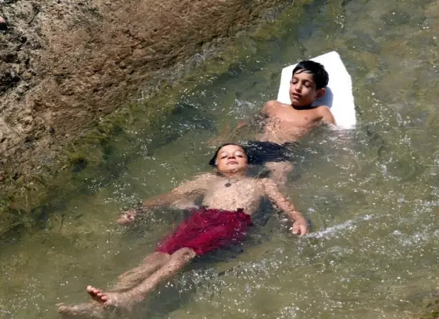 Antalya'da Denize Gidemeyen Çocukların Su Kanalında Tehlikeli Rafting Keyfi
