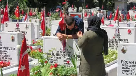 Arife Günü Şehitliği Ziyaret Ettiler
