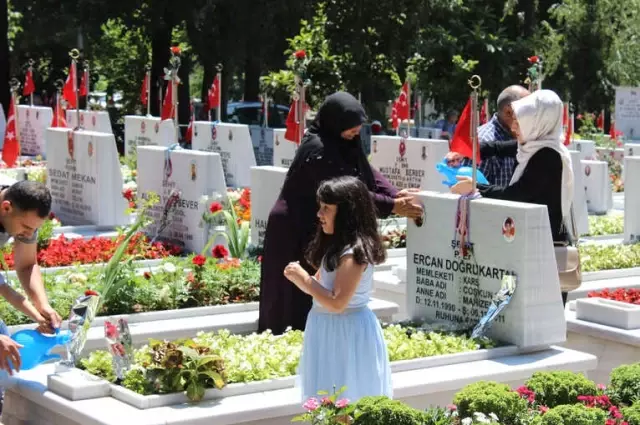 Arife Günü Şehitlikler Doldu Taştı
