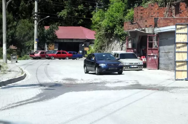 Aylardır Bozuk Olan Yolda Biriken Su Mahalleliyi Çileden Çıkarttı