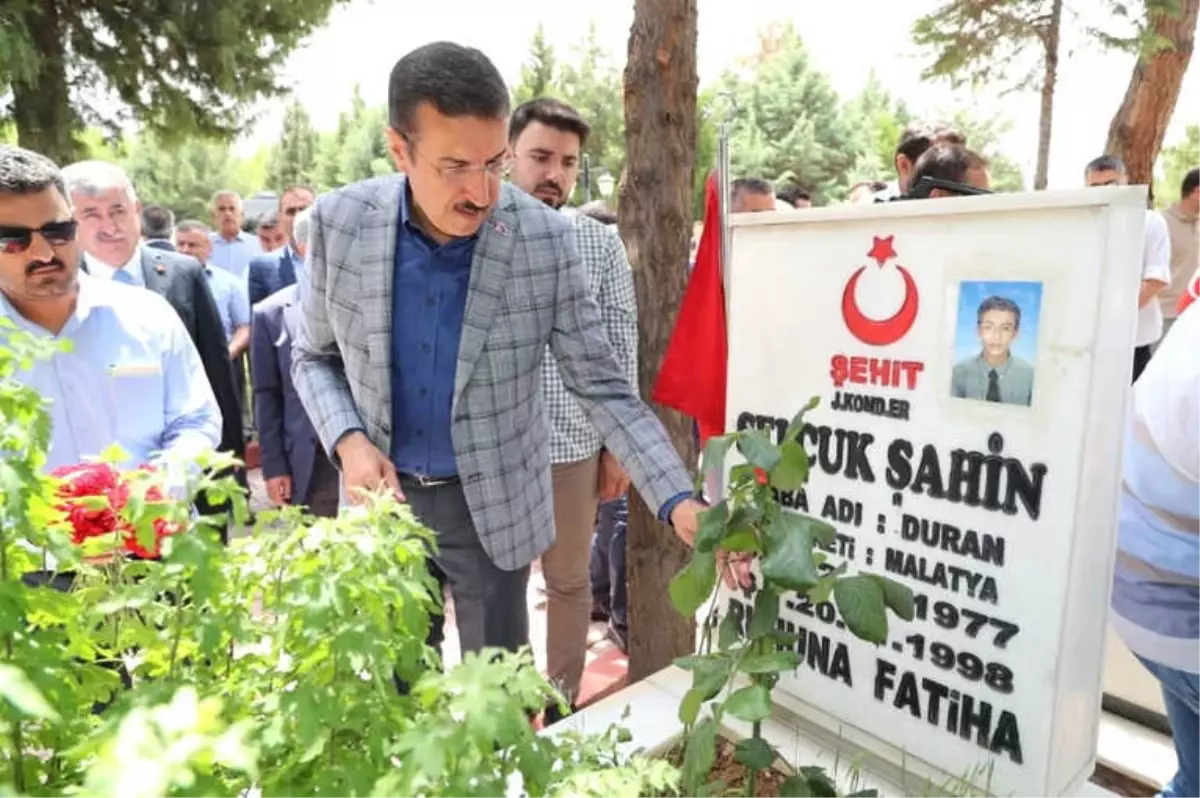 Bakan Tüfenkci Şehitliği Ziyaret Etti