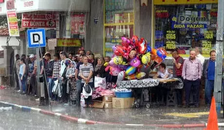 Bayram Alışverişinde Yağmura Yakalandılar