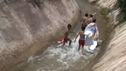 Çocukların Su Kanalında Tehlikeli Rafting Keyfi