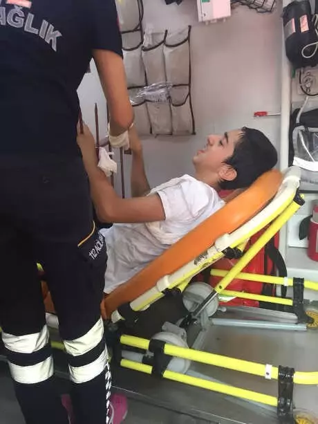 Eline Demir Parmaklık Saplandı