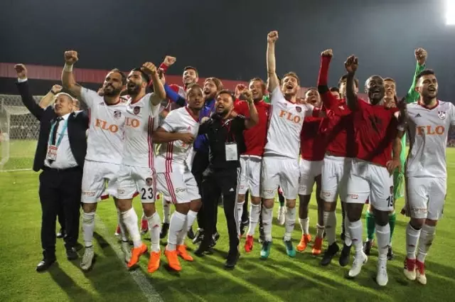 Gazişehir'de Yaprak Dökümü Devam Ediyor