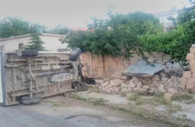 Hafif Ticari Araç Bahçe Duvarına Çarptı : 4 Yaralı