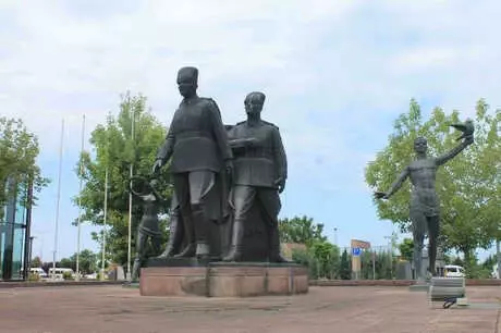 İlkadım Anıtı'nda Atatürk ve Yeniden Doğuş Tasvirleri
