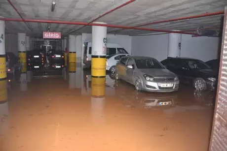Kahramanmaraş, Selde Ölen Anne ve 2 Çocuğuna Ağlıyor