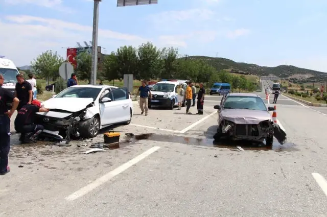 Manisa'da Zincirleme Kaza 3 Araç Birbirine Girdi: 8 Yaralı