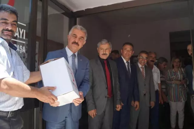 MHP'li Büyükataman Ziyaret Ettiği Kızılay'da Kolilerin Taşınmasına Yardım Etti MHP'li Büyükataman Ziyaret Ettiği Kızılay'da Kolilerin Taşınmasına Yardım Etti