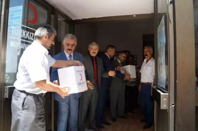 MHP'li Büyükataman Ziyaret Ettiği Kızılay'da Kolilerin Taşınmasına Yardım Etti MHP'li Büyükataman Ziyaret Ettiği Kızılay'da Kolilerin Taşınmasına Yardım Etti