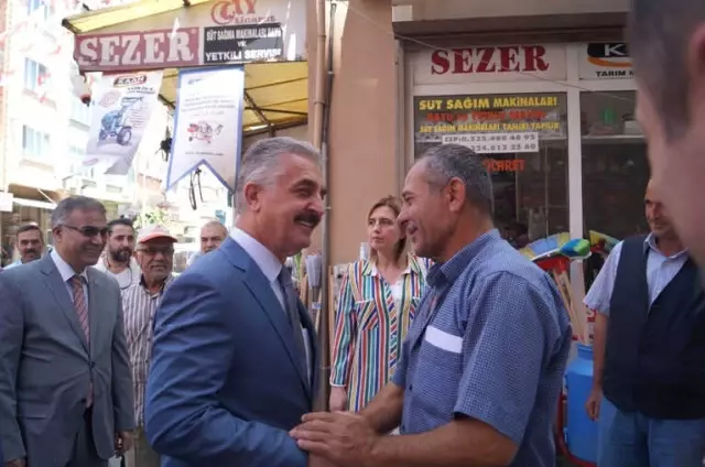 MHP'li Büyükataman Ziyaret Ettiği Kızılay'da Kolilerin Taşınmasına Yardım Etti MHP'li Büyükataman Ziyaret Ettiği Kızılay'da Kolilerin Taşınmasına Yardım Etti
