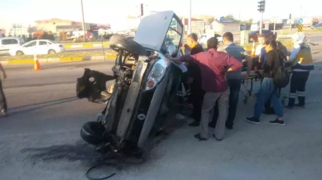 Otomobil, Trafik Levhalarına Çarptı: 5 Yaralı