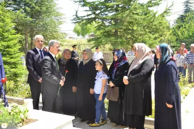 Ramazan Arifesinde Protokolden Şehitlik Ziyareti