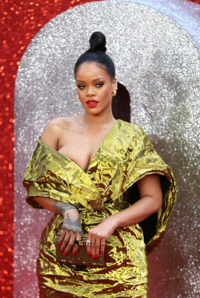 Rihanna Göğüs Dekolteli Kıyafetiyle Galaya Damga Vurdu