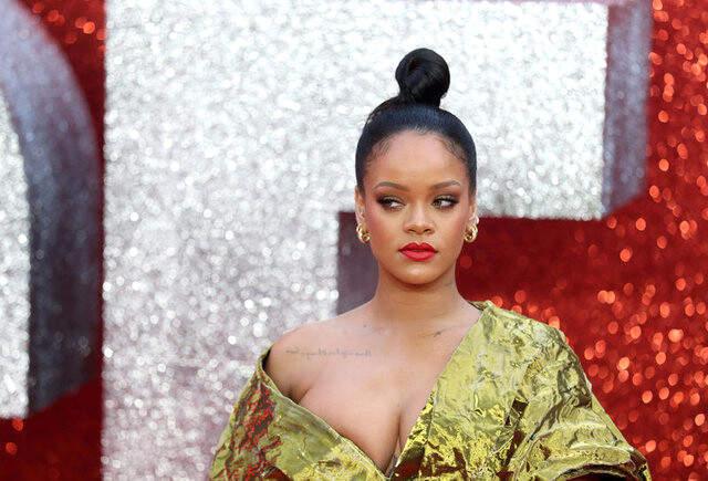 Rihanna Göğüs Dekolteli Kıyafetiyle Galaya Damga Vurdu