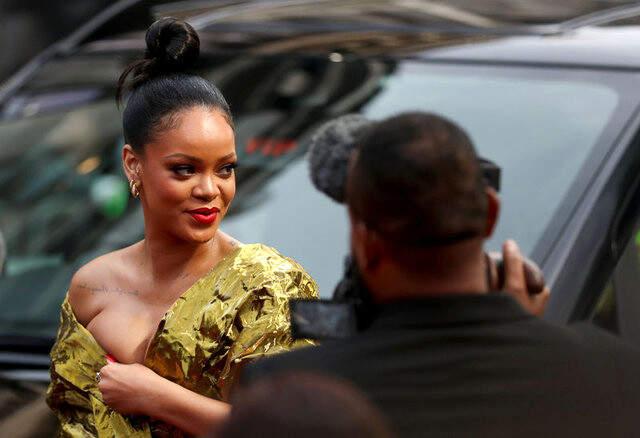 Rihanna Göğüs Dekolteli Kıyafetiyle Galaya Damga Vurdu