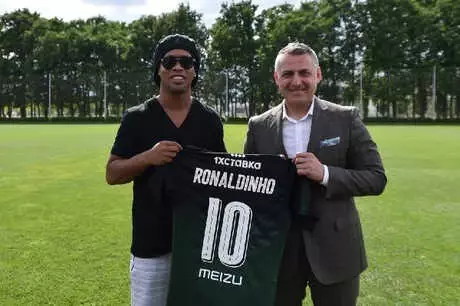 Ronaldinho'dan Rusya'daki Türk Yapımı Stada Ziyaret Ronaldinho'dan Rusya'daki Türk Yapımı Stada Ziyaret