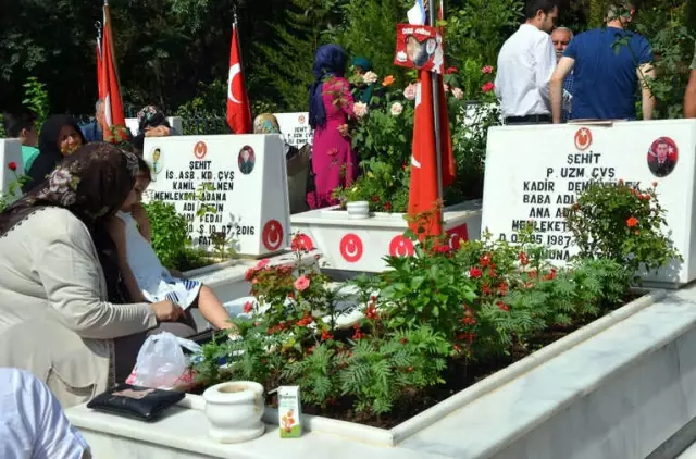 Şehit Evlatlarıyla Bayramlaştılar