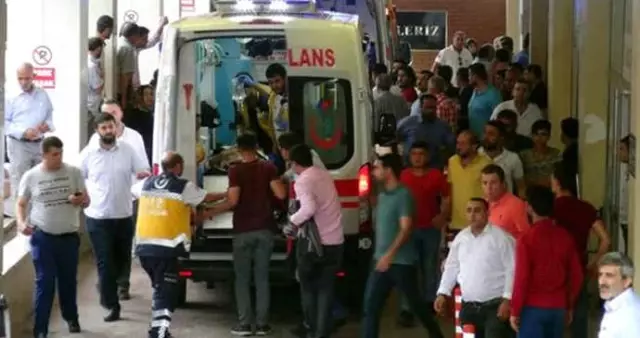 Şanlıurfa'da Esnaf Ziyareti Yapan AK Partililere Silahlı Saldırı: 3 Ölü, 9 Yaralı Şanlıurfa'da Esnaf Ziyareti Yapan AK Partililere Silahlı Saldırı: 3 Ölü, 9 Yaralı