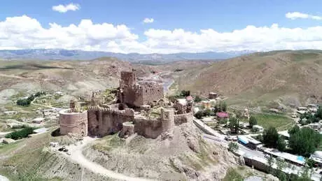 Tarihi Hoşap Kalesi'nde Kazı Çalışması