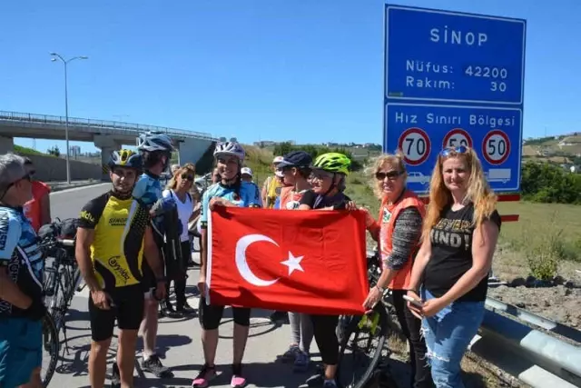 Türk Bayrağı Sinoplu Bisikletçilere Emanet Edildi