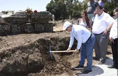 Vali'nin İlk Kazmayı Vurduğu Yerde İlk Kadın Başkanın Anıt Mezarının Podyumu Çıktı