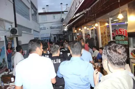 Zabıta ile Seyyar Satıcılar Arasında Bıçaklı Kavga: 2 Yaralı