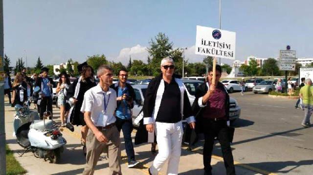 Fakülteyi Birinci Bitiren Adam Mezuniyet Hediyesini Geri İade Etti
