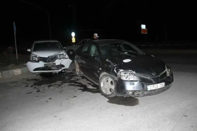 İki Otomobil Kavşakta Çarpıştı: 8 Yaralı