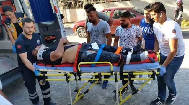 Motosikletiyle Park Halindeki İki Araca Çarpan Sürücü Yaralandı
