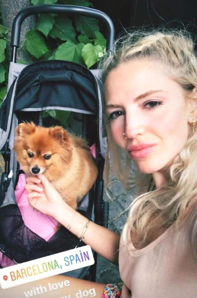 Oyuncu Dilara Öztunç'un Köpeğini Bebek Arabasında Gezdirmesi Alay Konusu Oldu