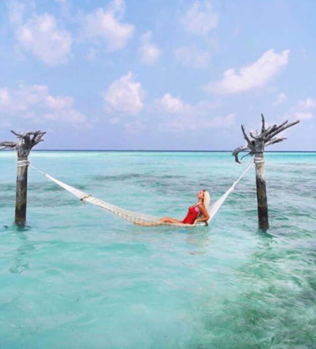 Oyuncu Dilara Öztunç'un Köpeğini Bebek Arabasında Gezdirmesi Alay Konusu Oldu