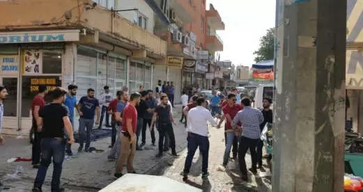 Şanlıurfa Başsavcısı: Suruç'taki Saldırıyla İlgili 3 Kişi Hakkında Yakalama Kararı Var Şanlıurfa Başsavcısı: Suruç'taki Saldırıyla İlgili 3 Kişi Hakkında Yakalama Kararı Var