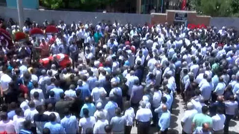 Şanlıurfa Suruç Saldırısında Hayatını Kaybeden Mehmet Şah Yıldız, Son Yolculuğuna Uğurlandı Şanlıurfa Suruç Saldırısında Hayatını Kaybeden Mehmet Şah Yıldız, Son Yolculuğuna Uğurlandı