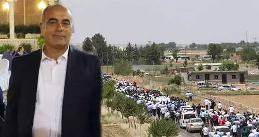 Suruç Saldırısında Hayatını Kaybeden Milletvekilinin Ağabeyini Yüzlerce Kişi Uğurladı Suruç Saldırısında Hayatını Kaybeden Milletvekilinin Ağabeyini Yüzlerce Kişi Uğurladı