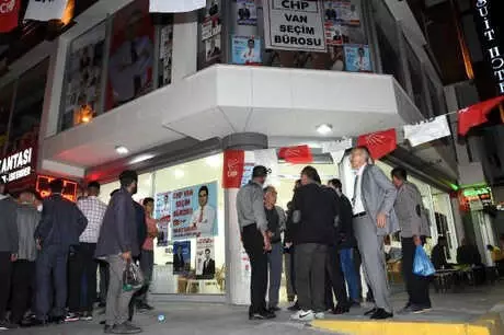 Van'da AK Parti ile CHP'liler Arasında Gerginlik Van'da AK Parti ile CHP'liler Arasında Gerginlik