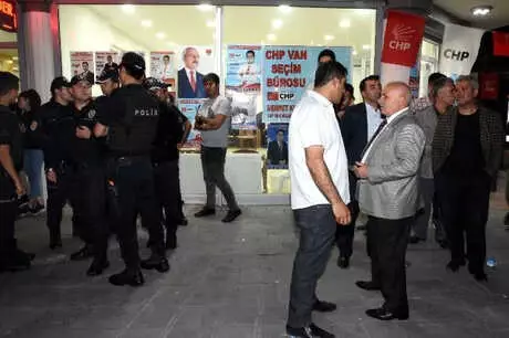 Van'da AK Parti ile CHP'liler Arasında Gerginlik Van'da AK Parti ile CHP'liler Arasında Gerginlik