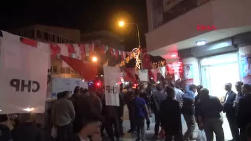 Van'da AK Parti ile CHP'liler Arasında Gerginlik Van'da AK Parti ile CHP'liler Arasında Gerginlik