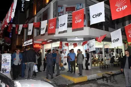 Van'da AK Parti ile CHP'liler Arasında Gerginlik Van'da AK Parti ile CHP'liler Arasında Gerginlik