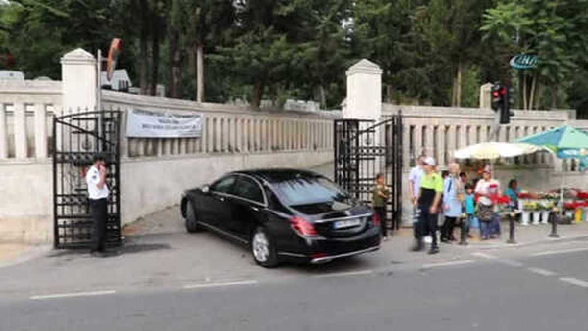 Emine ve Sümeyye Erdoğan'ndan Mezarlık Ziyareti