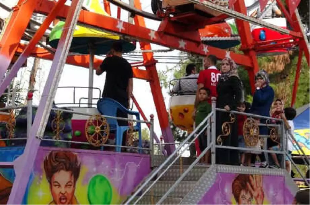 Lunaparkta Dönme Dolap Kavgası: 5 Yaralı