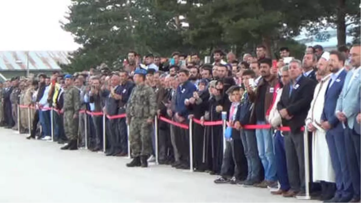Şehit Yüzbaşı'nın Cenazesi Askeri Uçakla Erzurum'a Getirildi